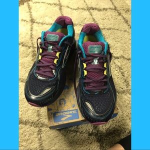 BROOKS GHOST 8 RUNNING SHOE! WORN ONCE!